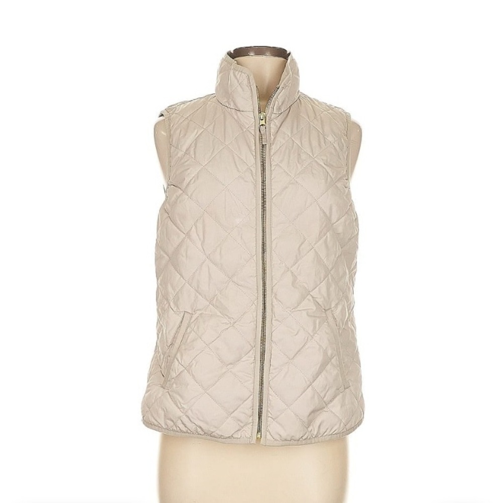 Old Navy Ivory/tan vest in XS. Amazing condition!